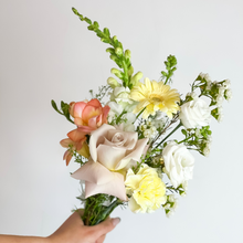 Load image into Gallery viewer, Small Fresh Bouquet
