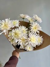 Load image into Gallery viewer, Spray Chrysanthemum Bunch
