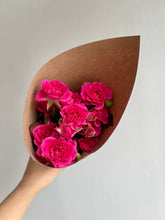 Load image into Gallery viewer, Spray Rose bunch
